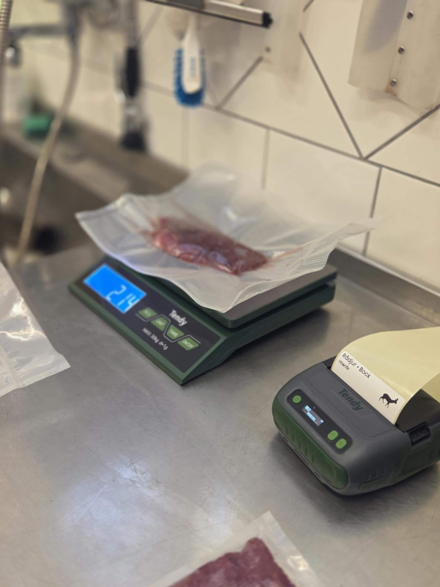 Tendy etikettskrivare och vågpaket med Scriptor etikettskrivare och Libra bordsvåg som väger viltkött.